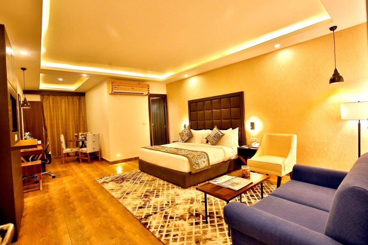 Готель The Fern Residency Нойда Екстер'єр фото